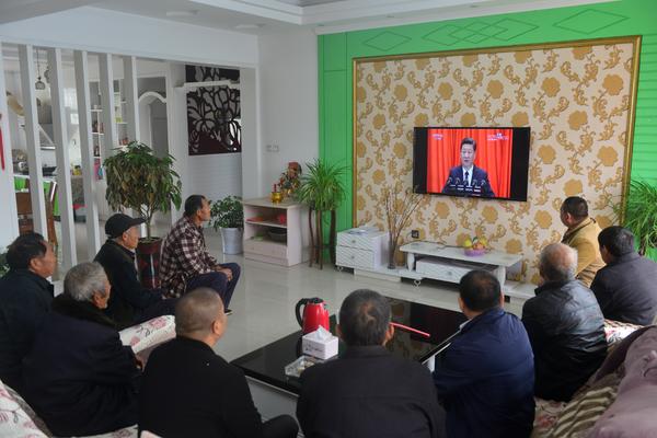 在郑集乡七里河行政村，村里的党员代表和群众代表在村民家中收看十九大直播。   朱增祥  摄